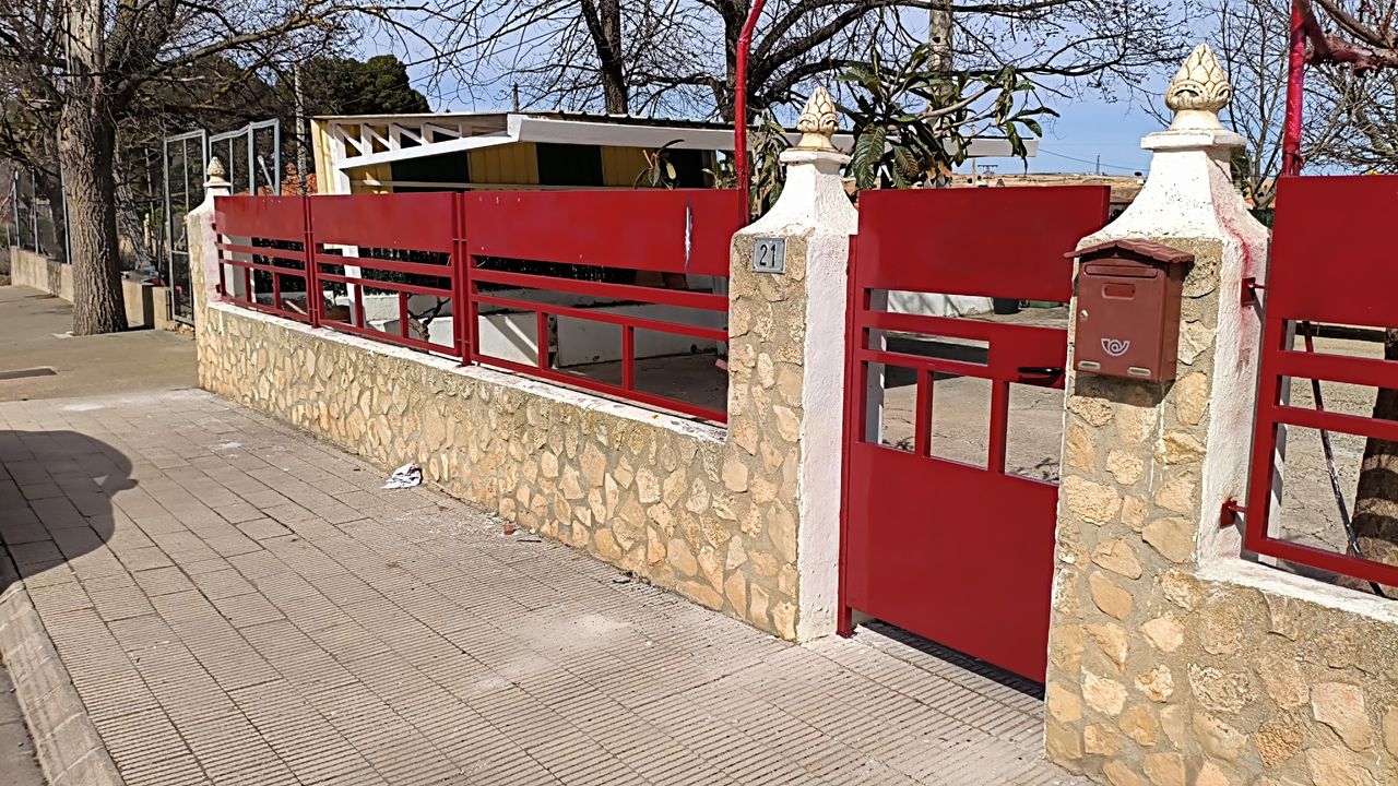 Fachada y acceso de vivienda reformada en Albacete, obra de DCELITE