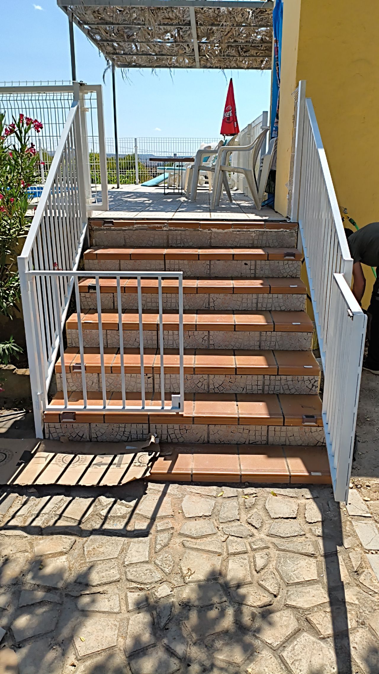 Reforma de terraza exterior con escaleras y barandilla en Albacete, obra de DCELITE