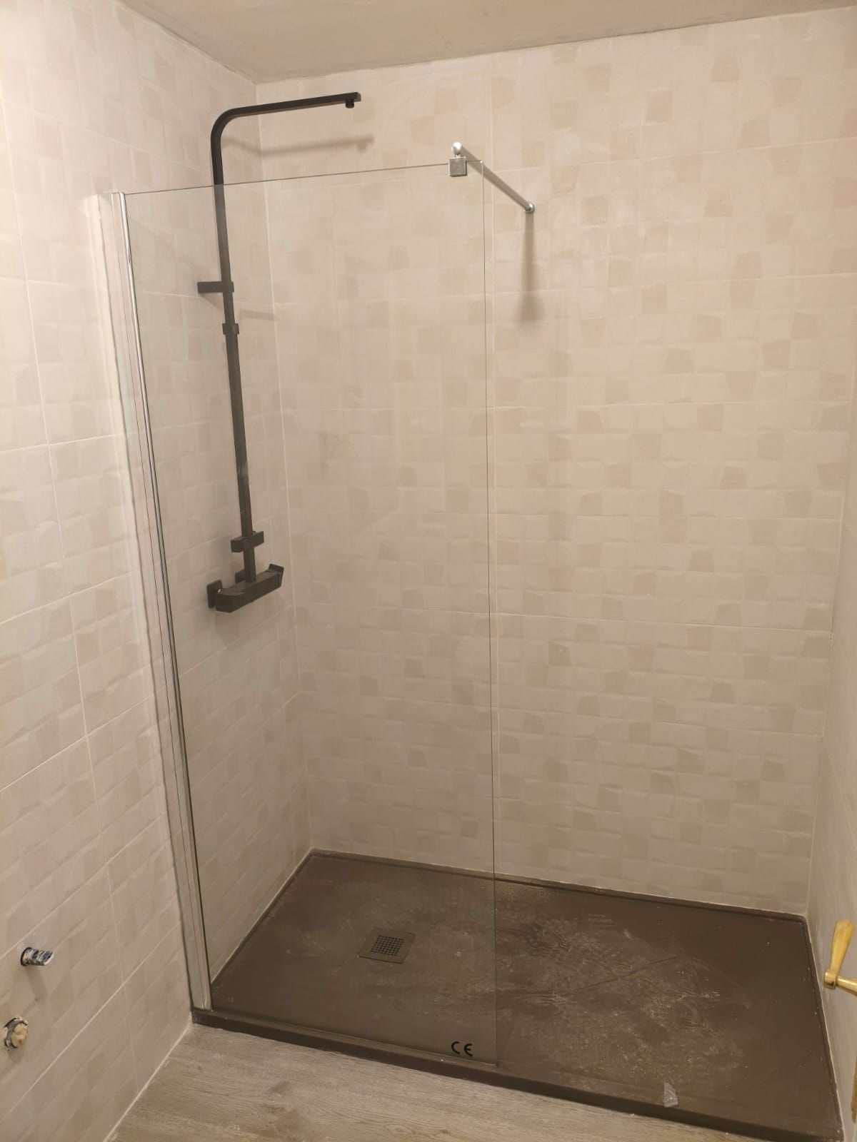 Instalación de ducha en obra en curso durante una reforma de baño en Albacete